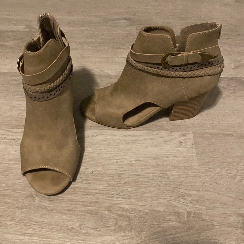 Maurice’s brown/tan boots